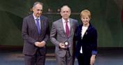 Eduardo Anitua recibe el Premio Sabino Arana 2025 en el Teatro Arriaga de Bilbao